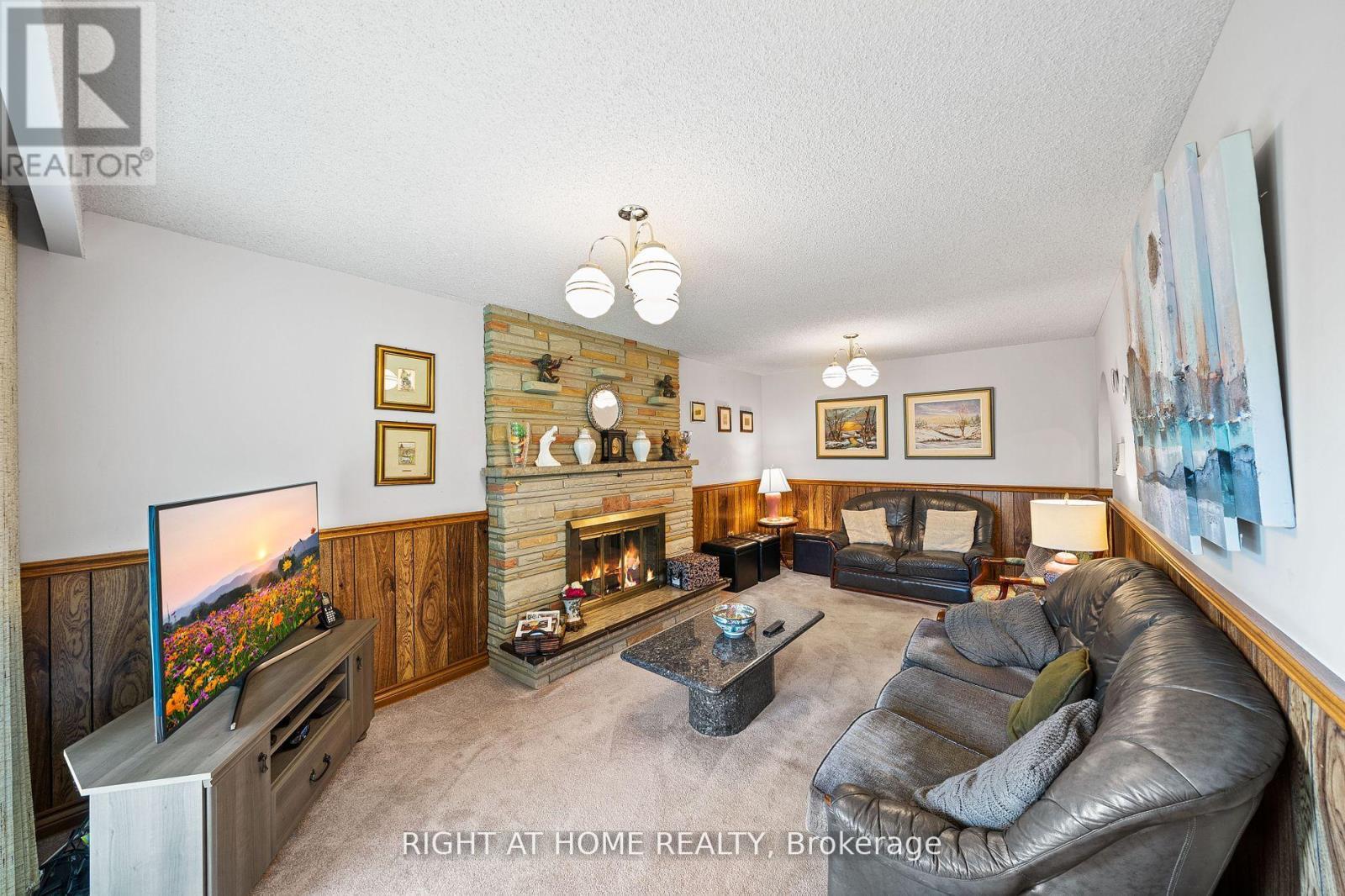 












33 MAY AVE

,
Richmond Hill,




Ontario
L4C3S7

