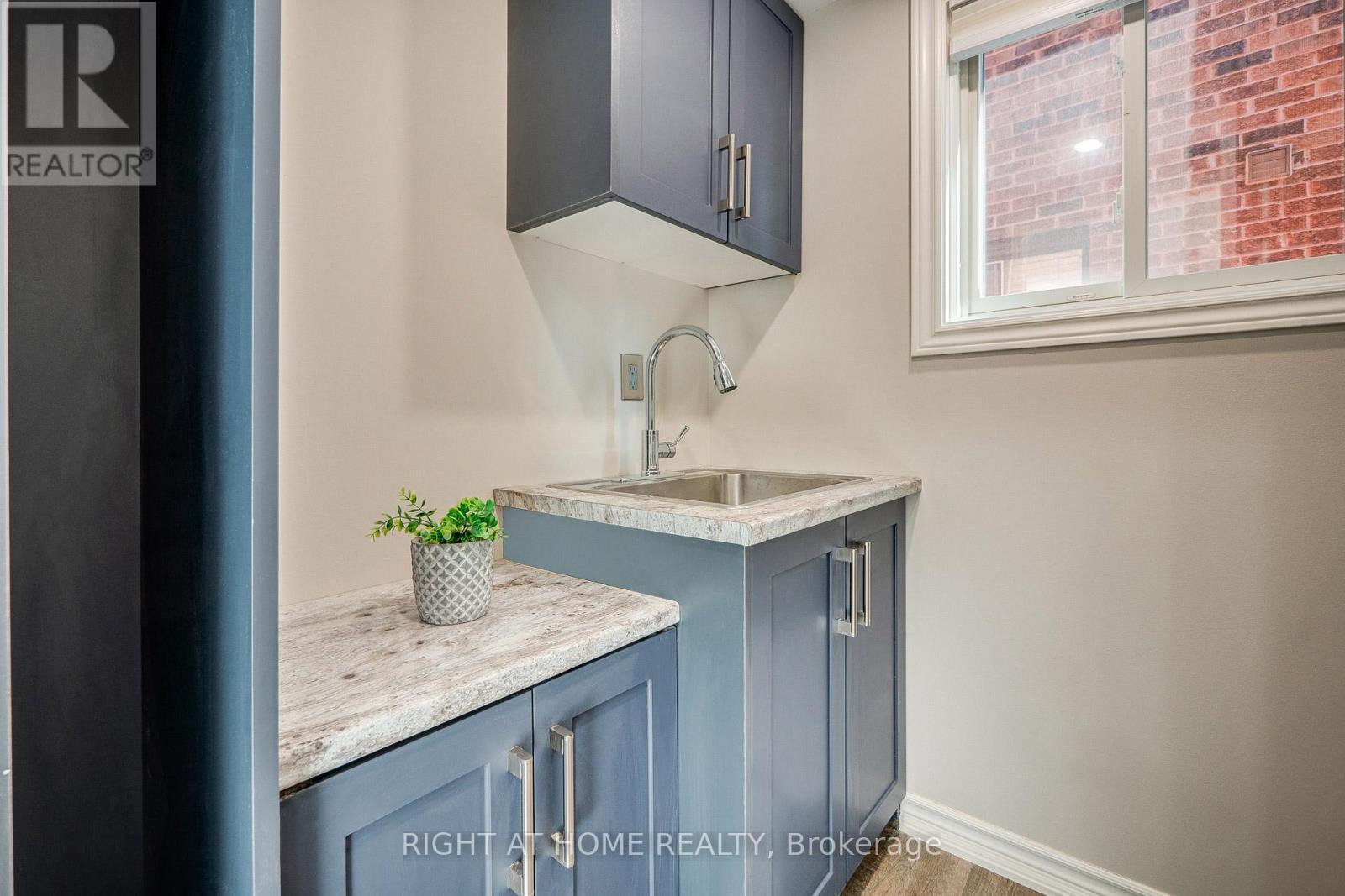 












3251 GREENBELT CRESCENT

,
Mississauga (Lisgar),




Ontario
L5N5X8

