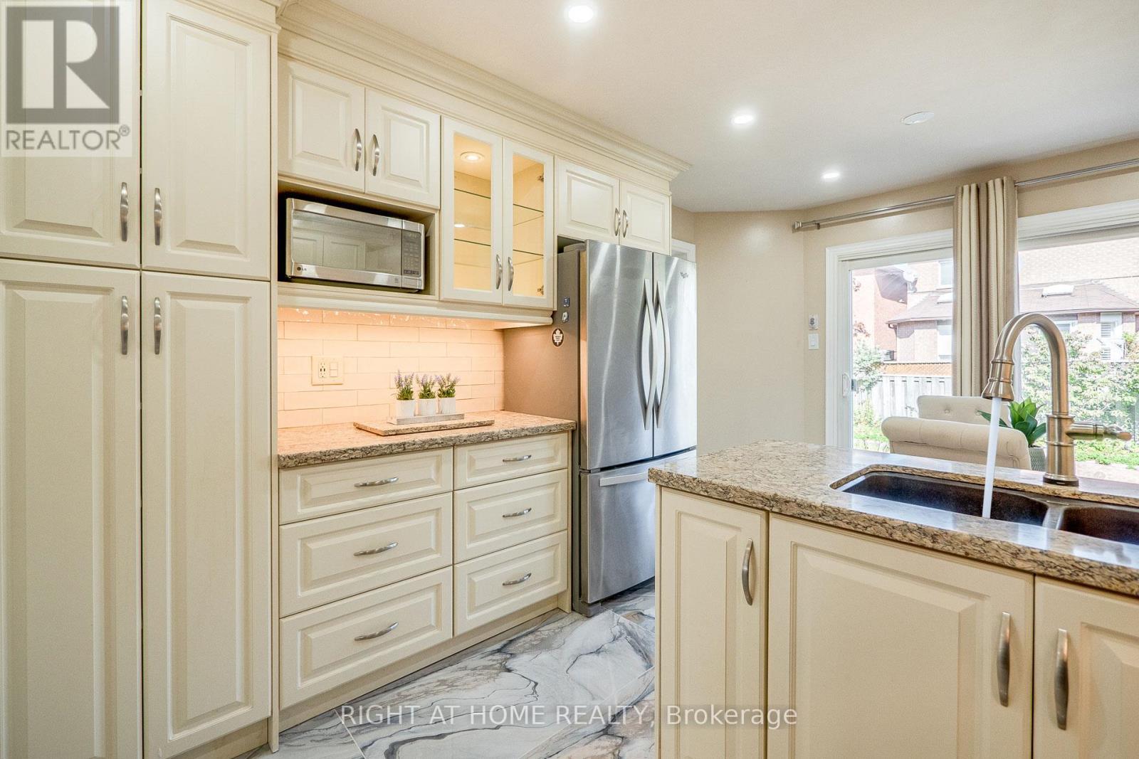 












3251 GREENBELT CRESCENT

,
Mississauga (Lisgar),




Ontario
L5N5X8

