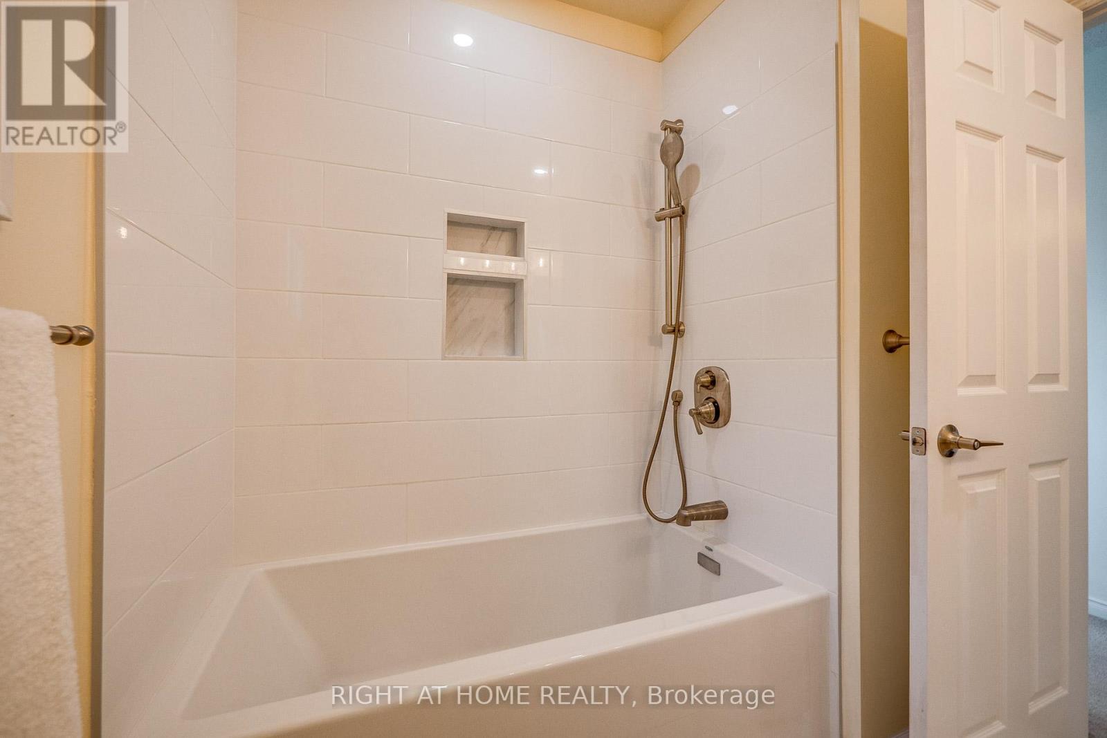 












3251 GREENBELT CRESCENT

,
Mississauga (Lisgar),




Ontario
L5N5X8

