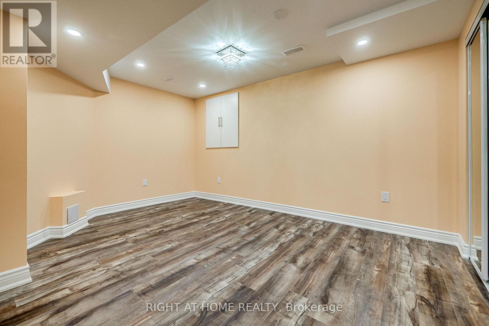 












3251 GREENBELT CRESCENT

,
Mississauga (Lisgar),




Ontario
L5N5X8

