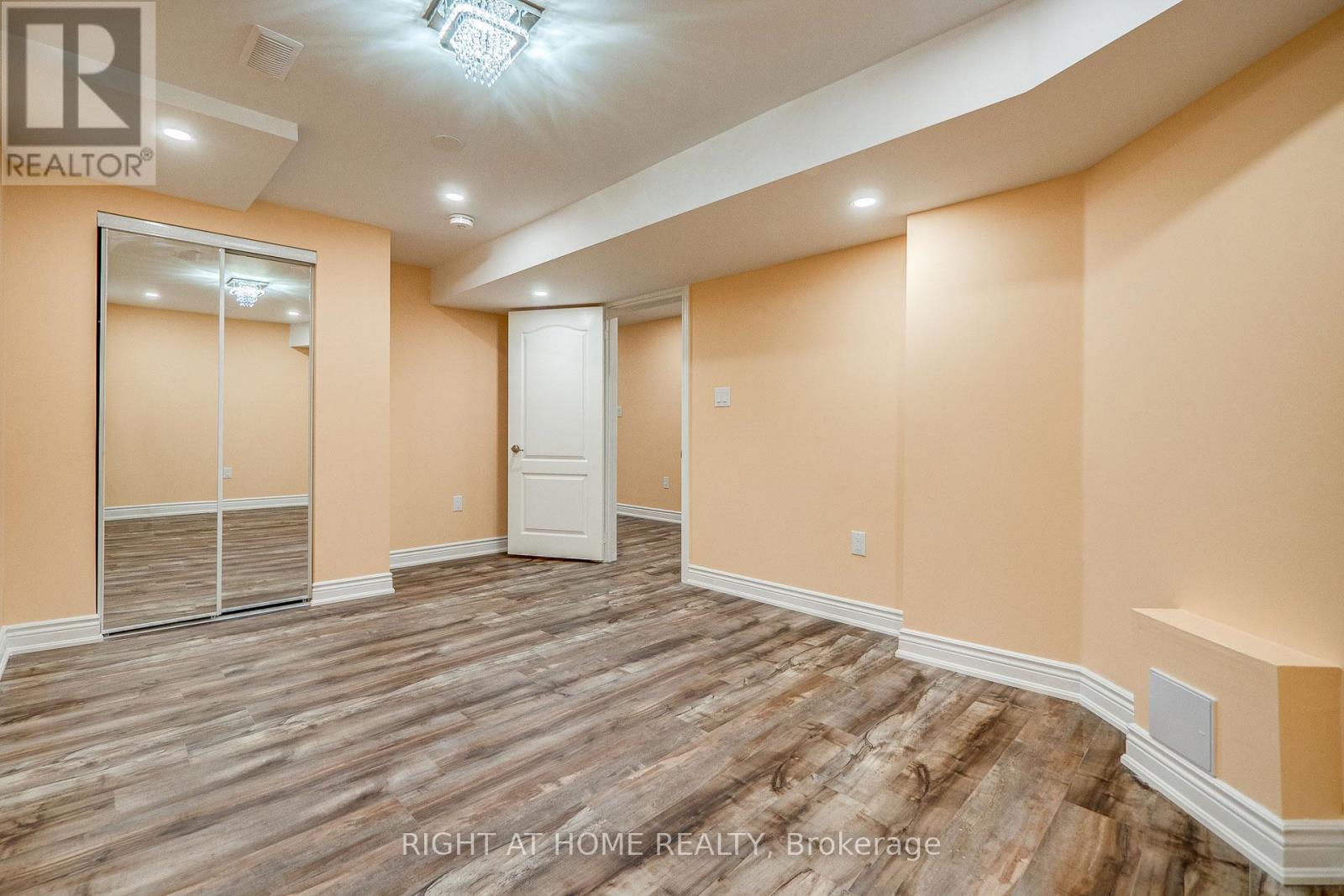 












3251 GREENBELT CRESCENT

,
Mississauga (Lisgar),




Ontario
L5N5X8

