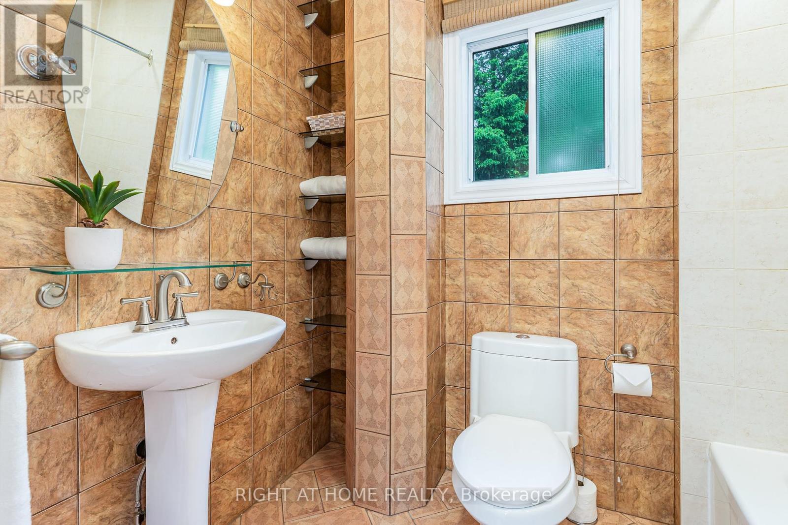 












6829 MARKWOOD PLACE

,
Mississauga (Meadowvale),




Ontario
L5N4K7

