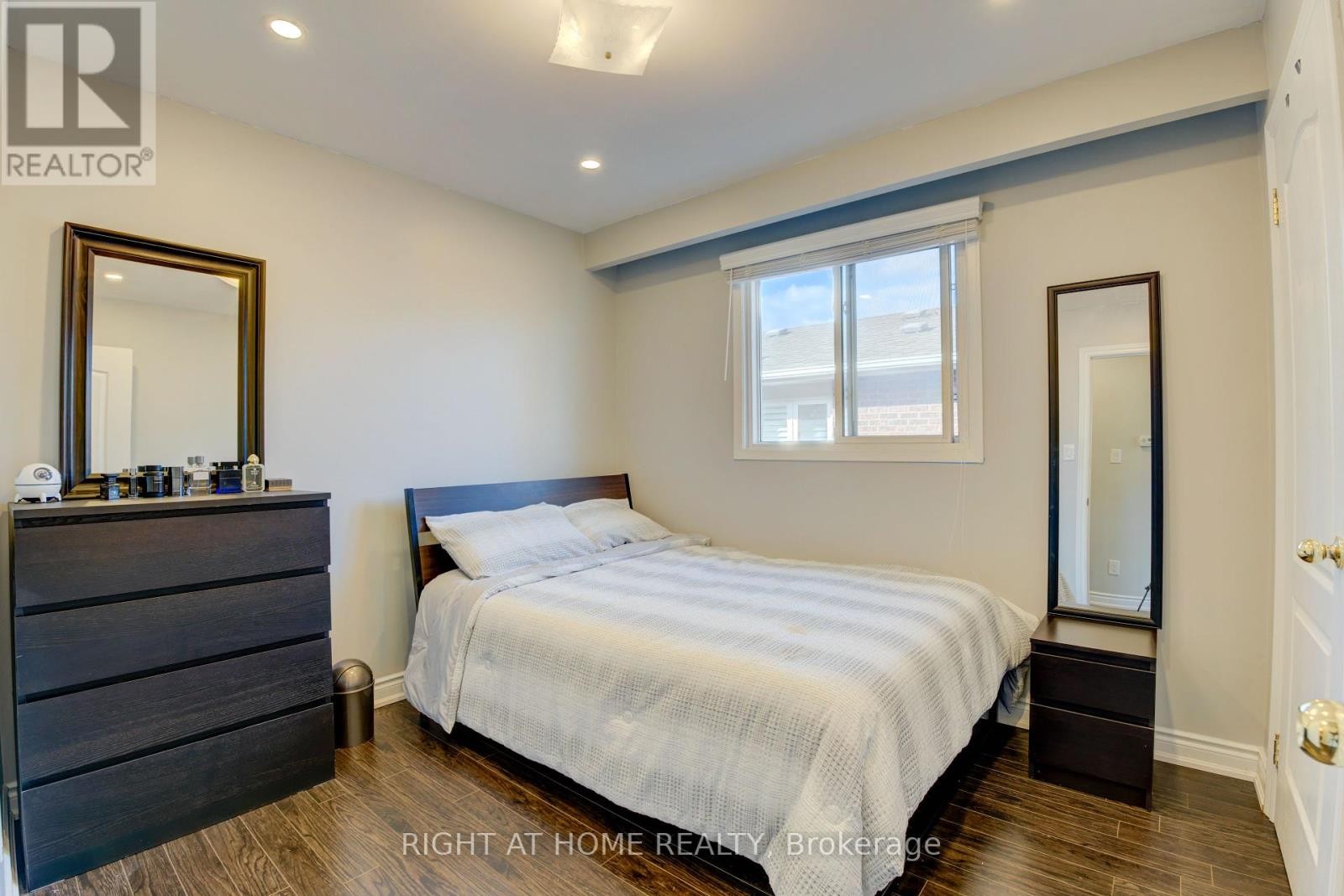 












208 MEADOWS BOULEVARD

,
Mississauga (Rathwood),




Ontario
L4Z1J9

