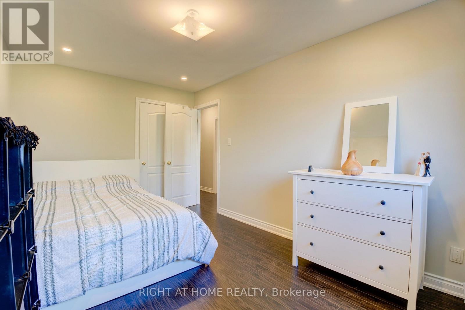 












208 MEADOWS BOULEVARD

,
Mississauga (Rathwood),




Ontario
L4Z1J9

