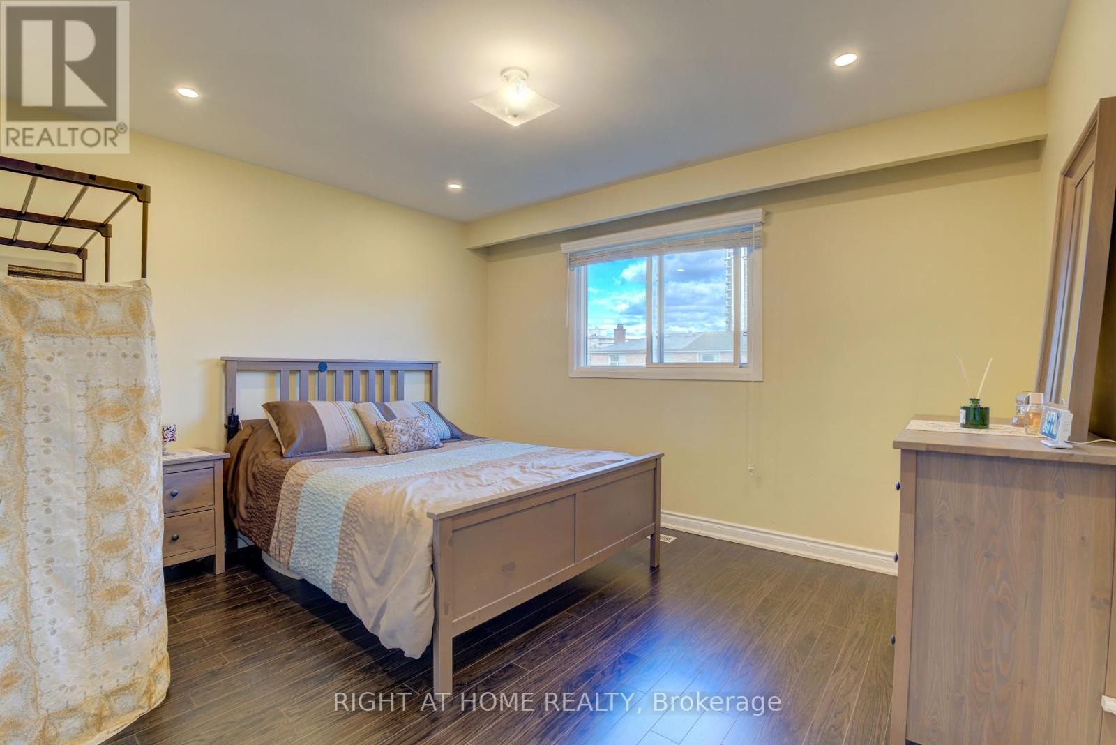 












208 MEADOWS BOULEVARD

,
Mississauga (Rathwood),




Ontario
L4Z1J9


