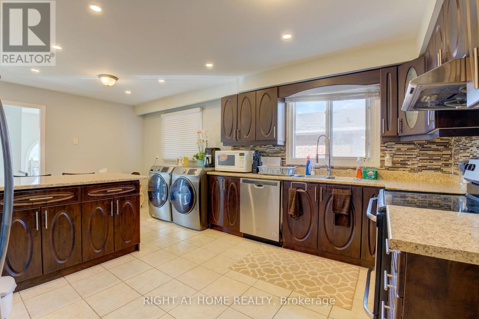 












208 MEADOWS BOULEVARD

,
Mississauga (Rathwood),




Ontario
L4Z1J9

