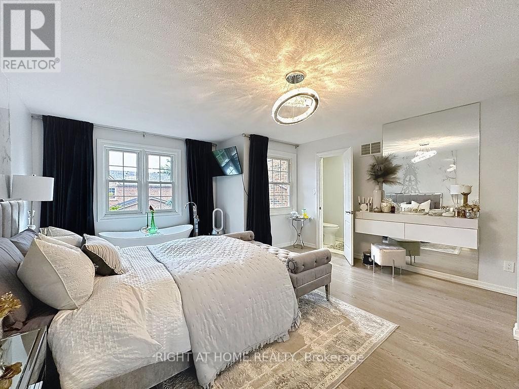 












101 - 2120 RATHBURN ROAD E

,
Mississauga (Rathwood),




Ontario
L4W2S8

