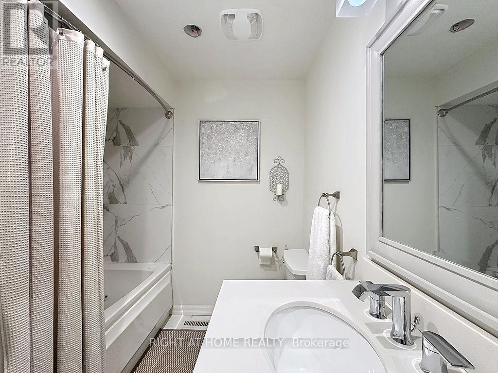 












101 - 2120 RATHBURN ROAD E

,
Mississauga (Rathwood),




Ontario
L4W2S8

