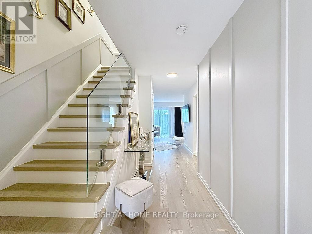 












101 - 2120 RATHBURN ROAD E

,
Mississauga (Rathwood),




Ontario
L4W2S8


