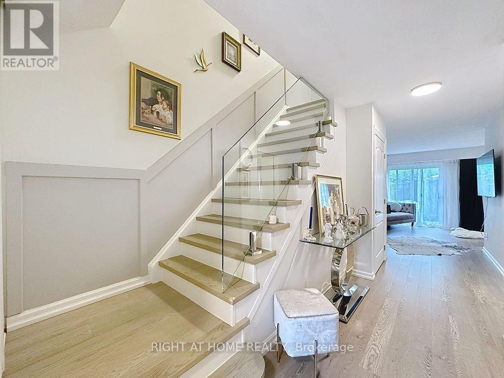 












101 - 2120 RATHBURN ROAD E

,
Mississauga (Rathwood),




Ontario
L4W2S8


