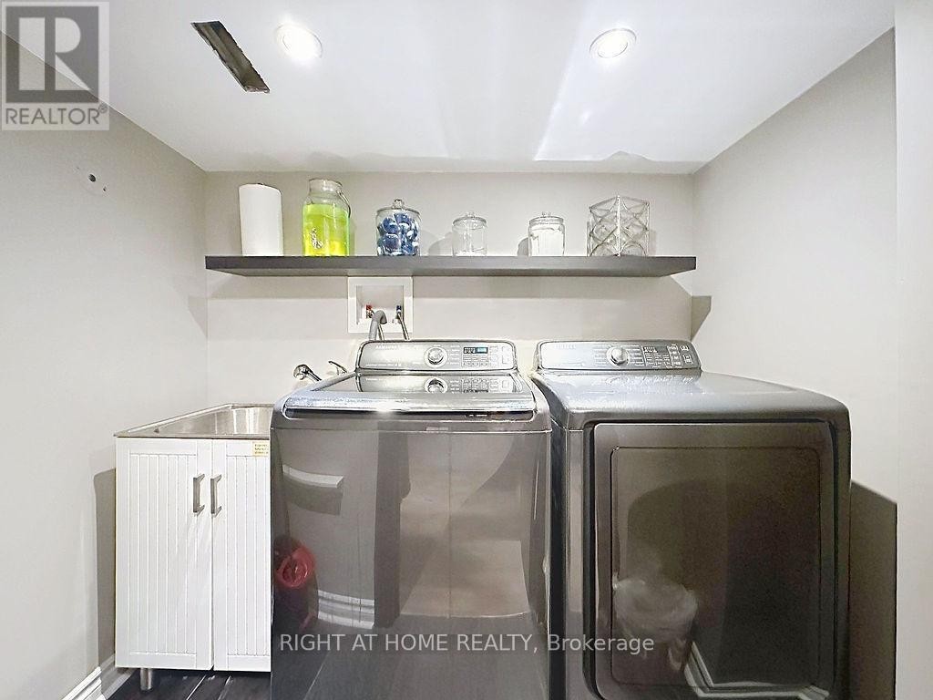 












101 - 2120 RATHBURN ROAD E

,
Mississauga (Rathwood),




Ontario
L4W2S8

