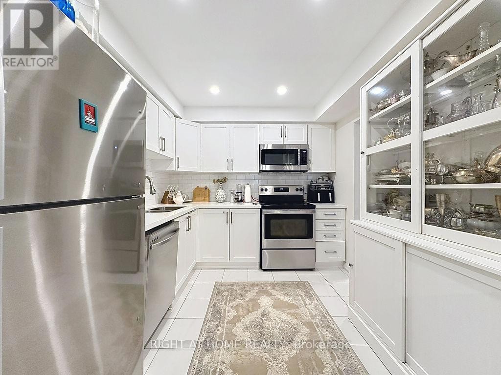 












101 - 2120 RATHBURN ROAD E

,
Mississauga (Rathwood),




Ontario
L4W2S8

