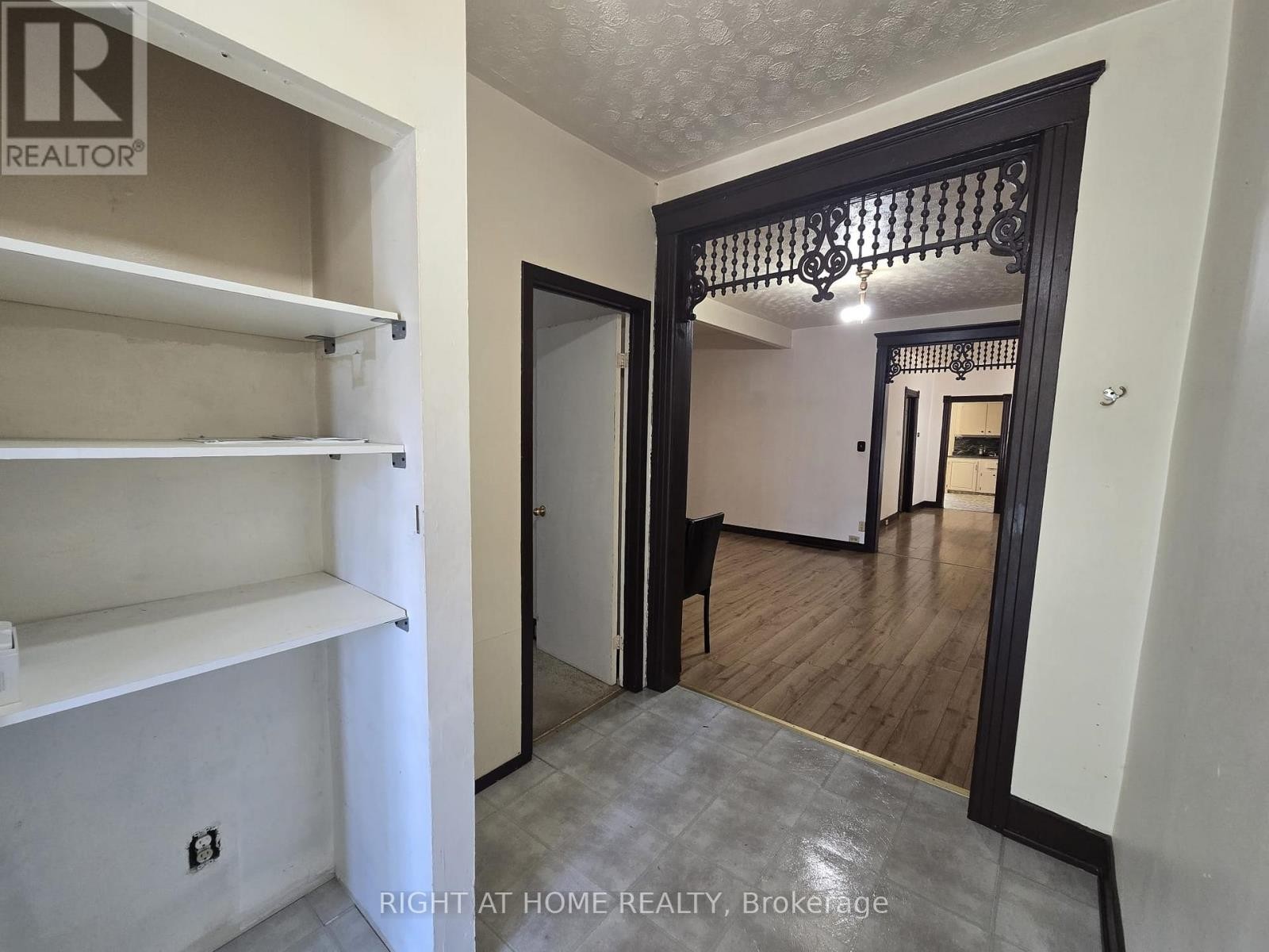 












939 WELLINGTON STREET

,
Windsor,




Ontario
N9A5K2

