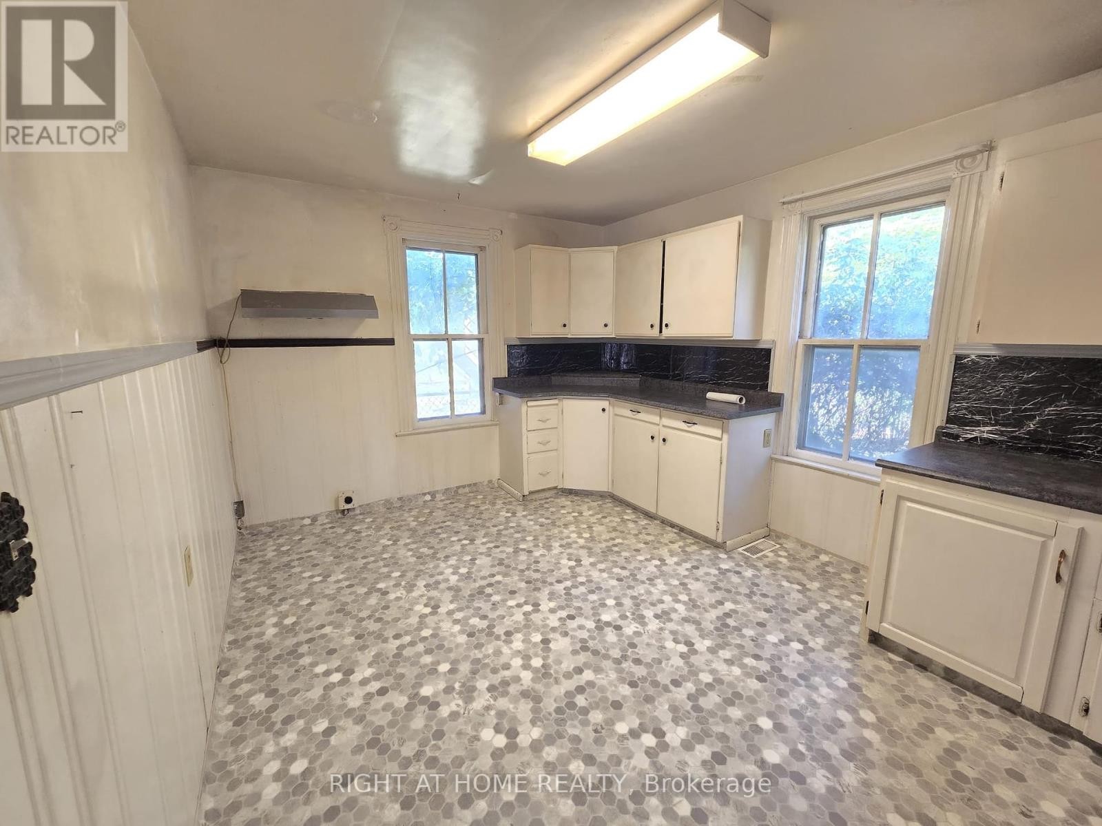 












939 WELLINGTON STREET

,
Windsor,




Ontario
N9A5K2

