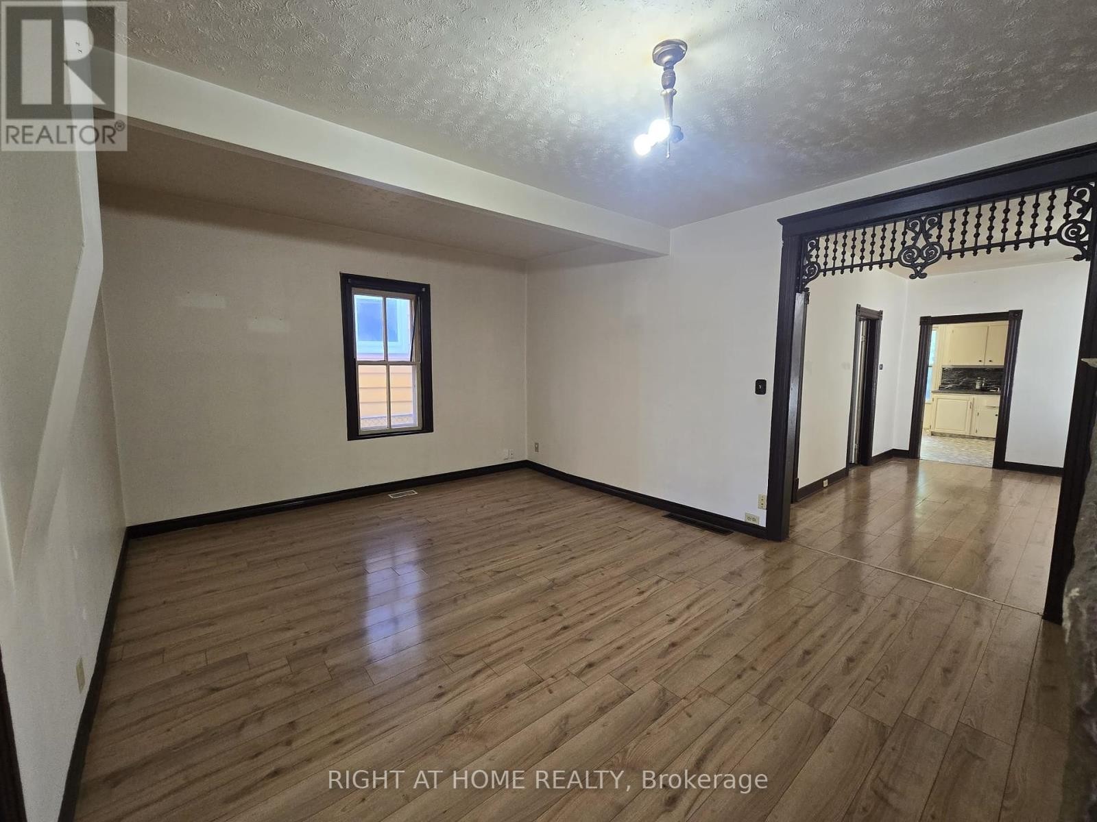 












939 WELLINGTON STREET

,
Windsor,




Ontario
N9A5K2

