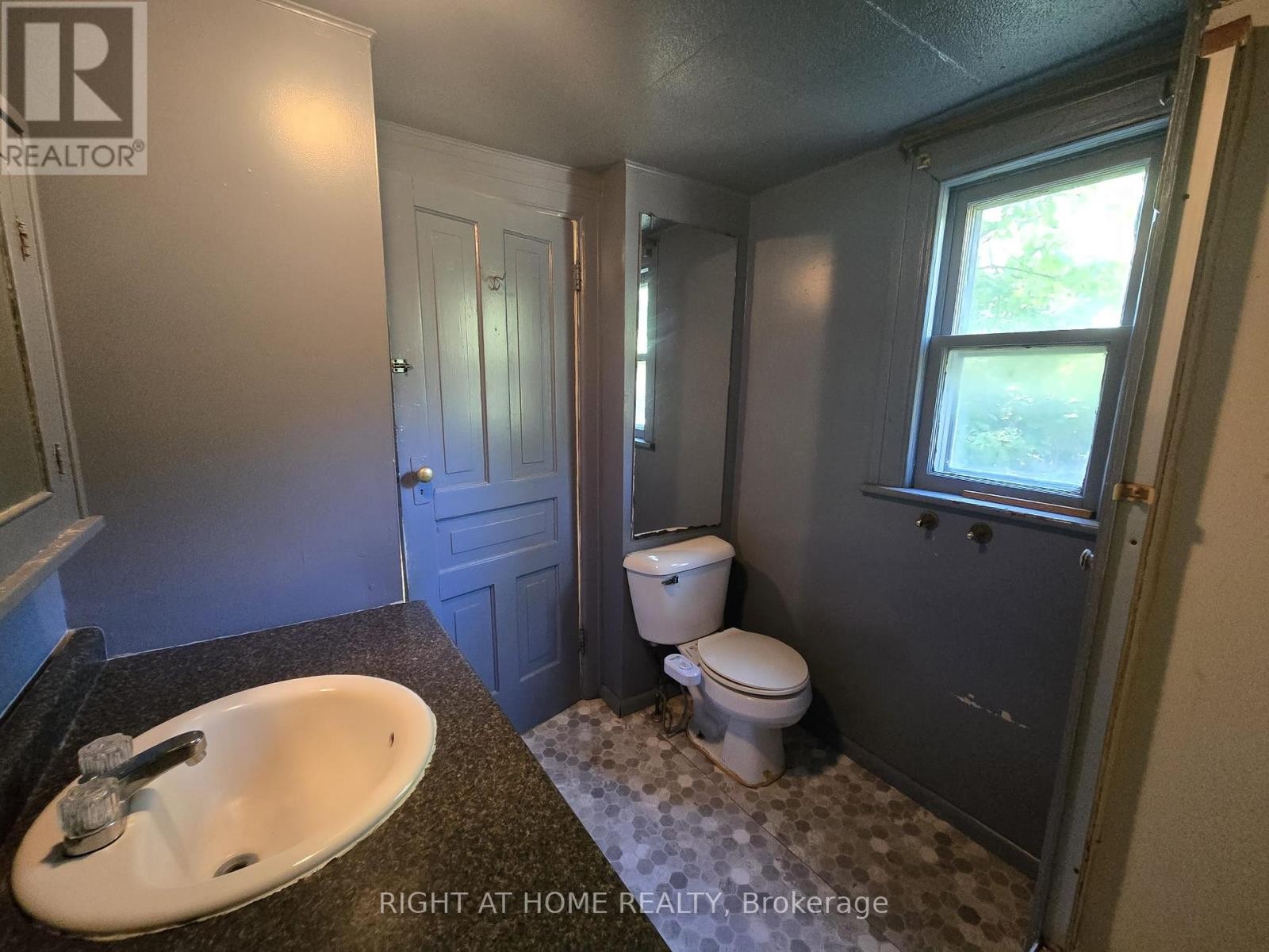 












939 WELLINGTON STREET

,
Windsor,




Ontario
N9A5K2

