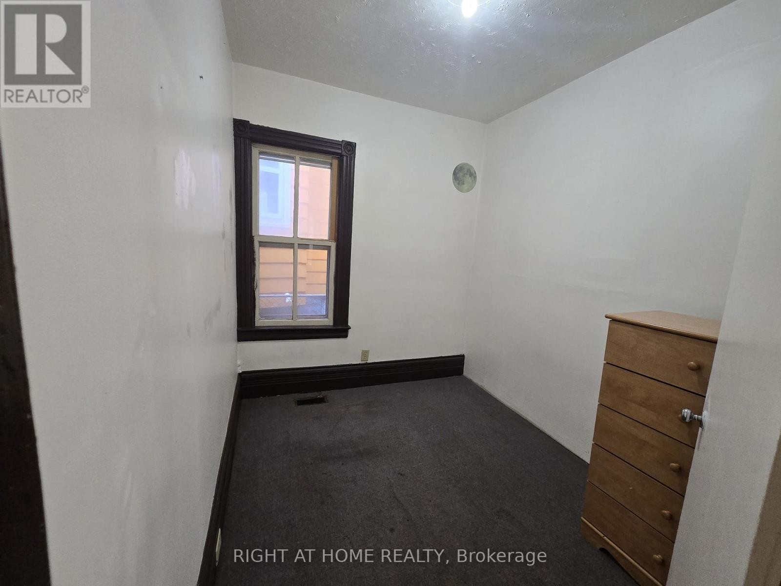 












939 WELLINGTON STREET

,
Windsor,




Ontario
N9A5K2

