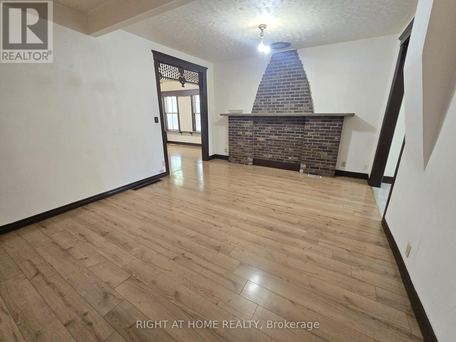 












939 WELLINGTON STREET

,
Windsor,




Ontario
N9A5K2

