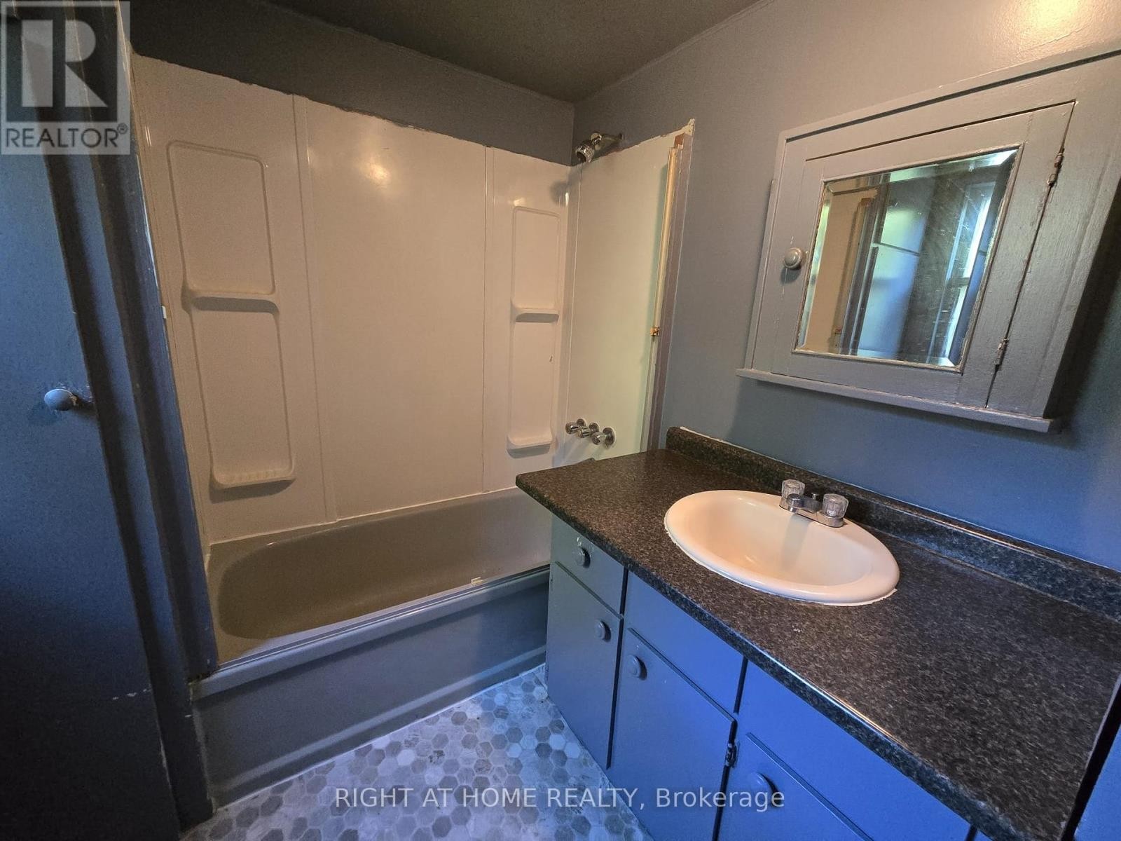 












939 WELLINGTON STREET

,
Windsor,




Ontario
N9A5K2

