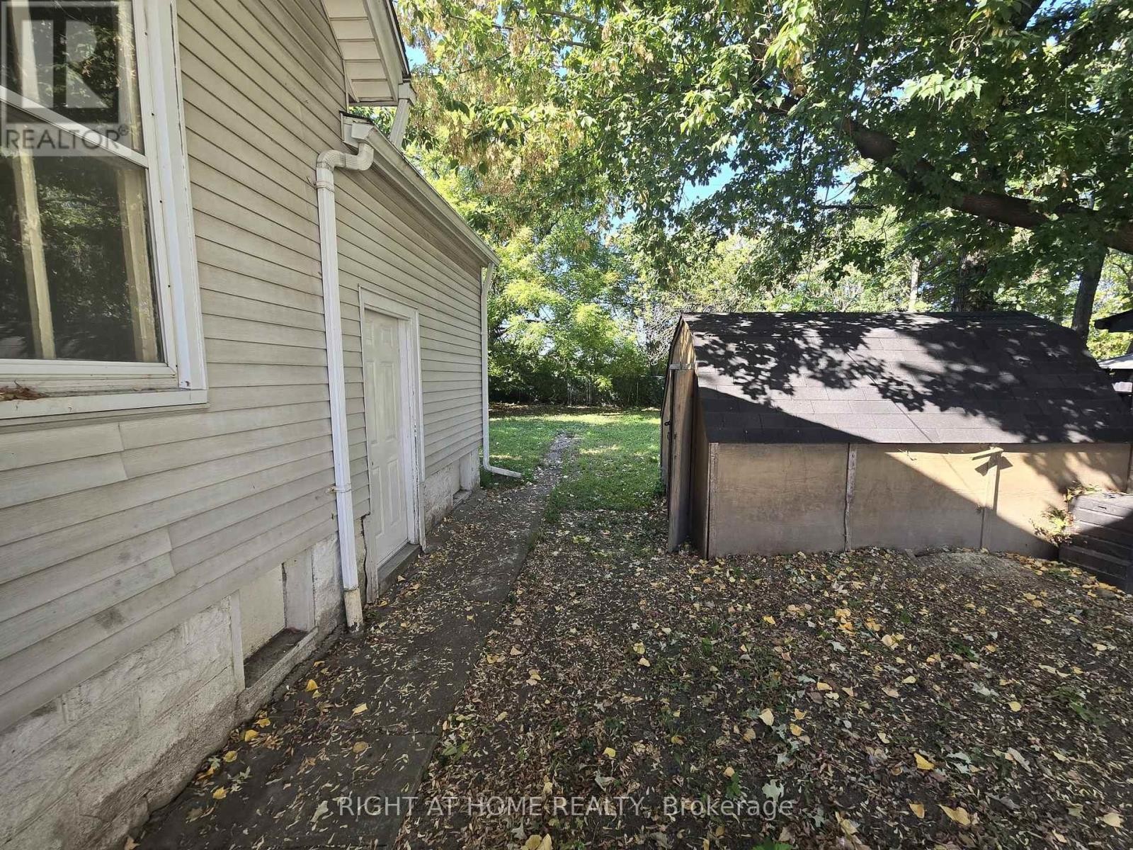 












939 WELLINGTON STREET

,
Windsor,




Ontario
N9A5K2

