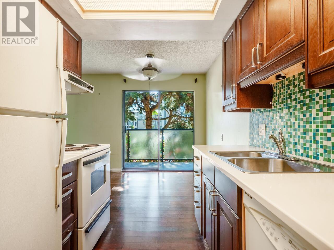 












222 210 W 2ND STREET

,
North Vancouver,




British Columbia
V7M1C6

