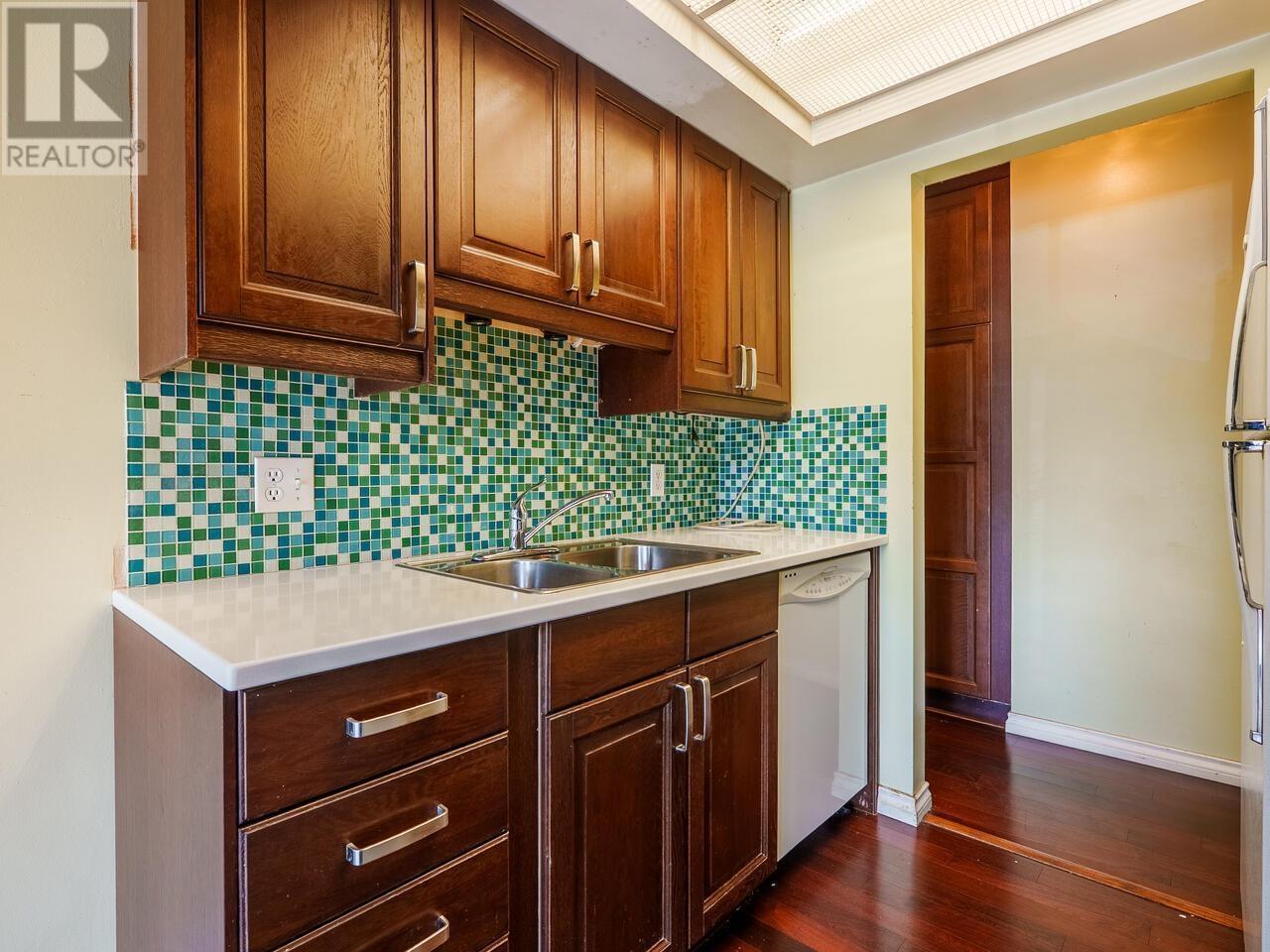 












222 210 W 2ND STREET

,
North Vancouver,




British Columbia
V7M1C6

