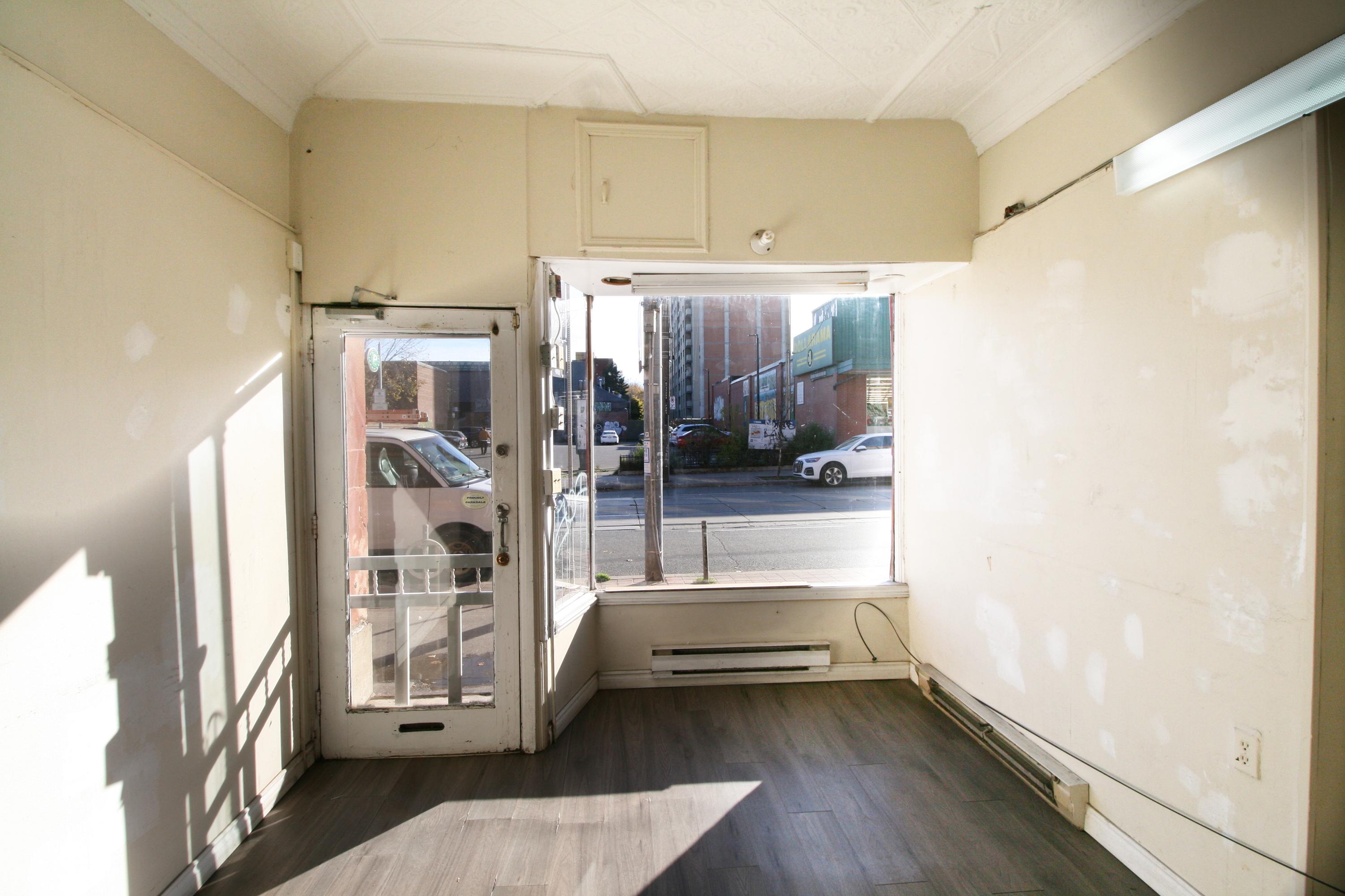 












1392, 1394 and 1396 Queen Street West

,
Toronto,




ON
M6K 1L7

