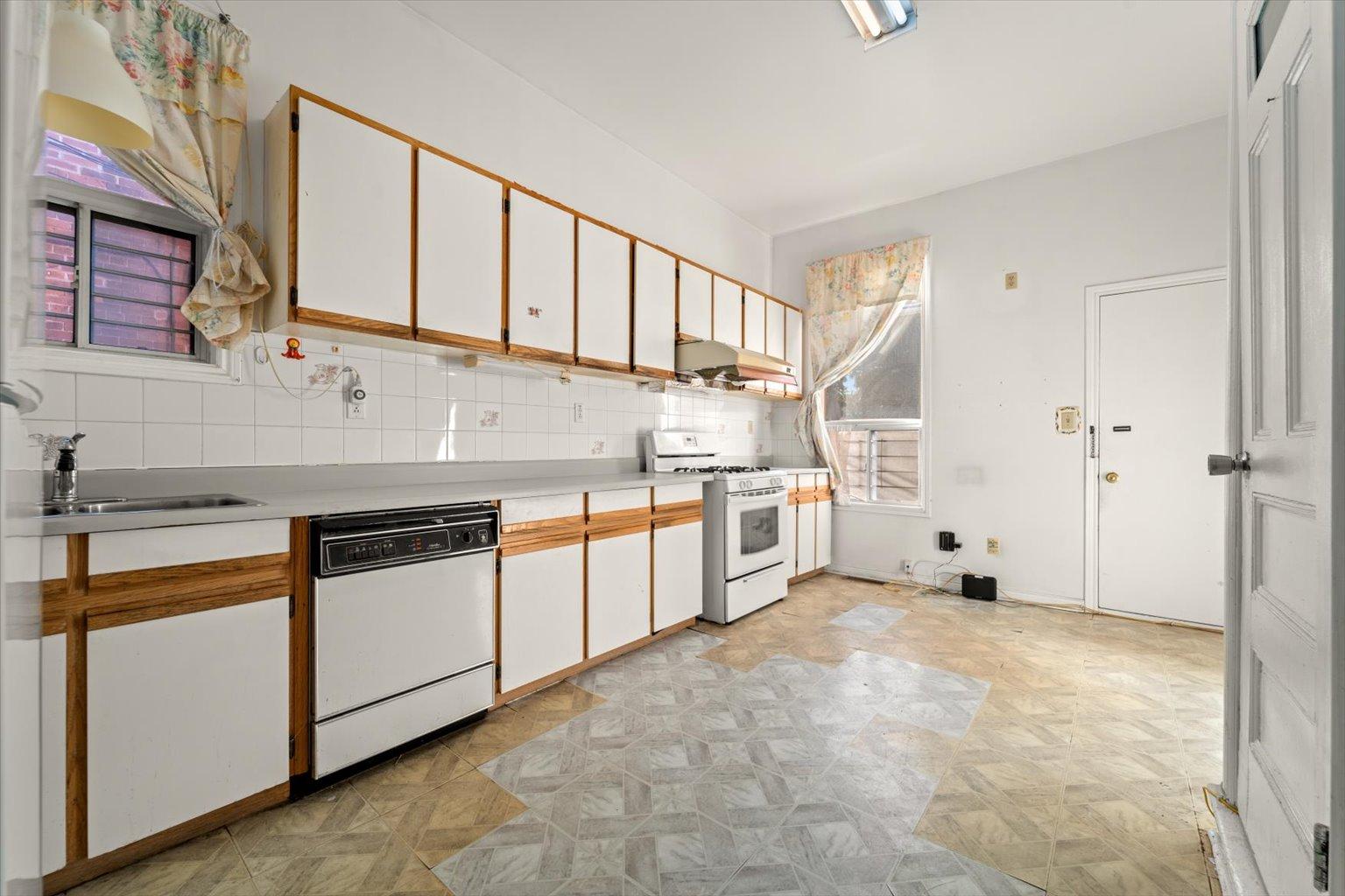 












1309 King Street West

,
Toronto ,




ON
M6K 1G9

