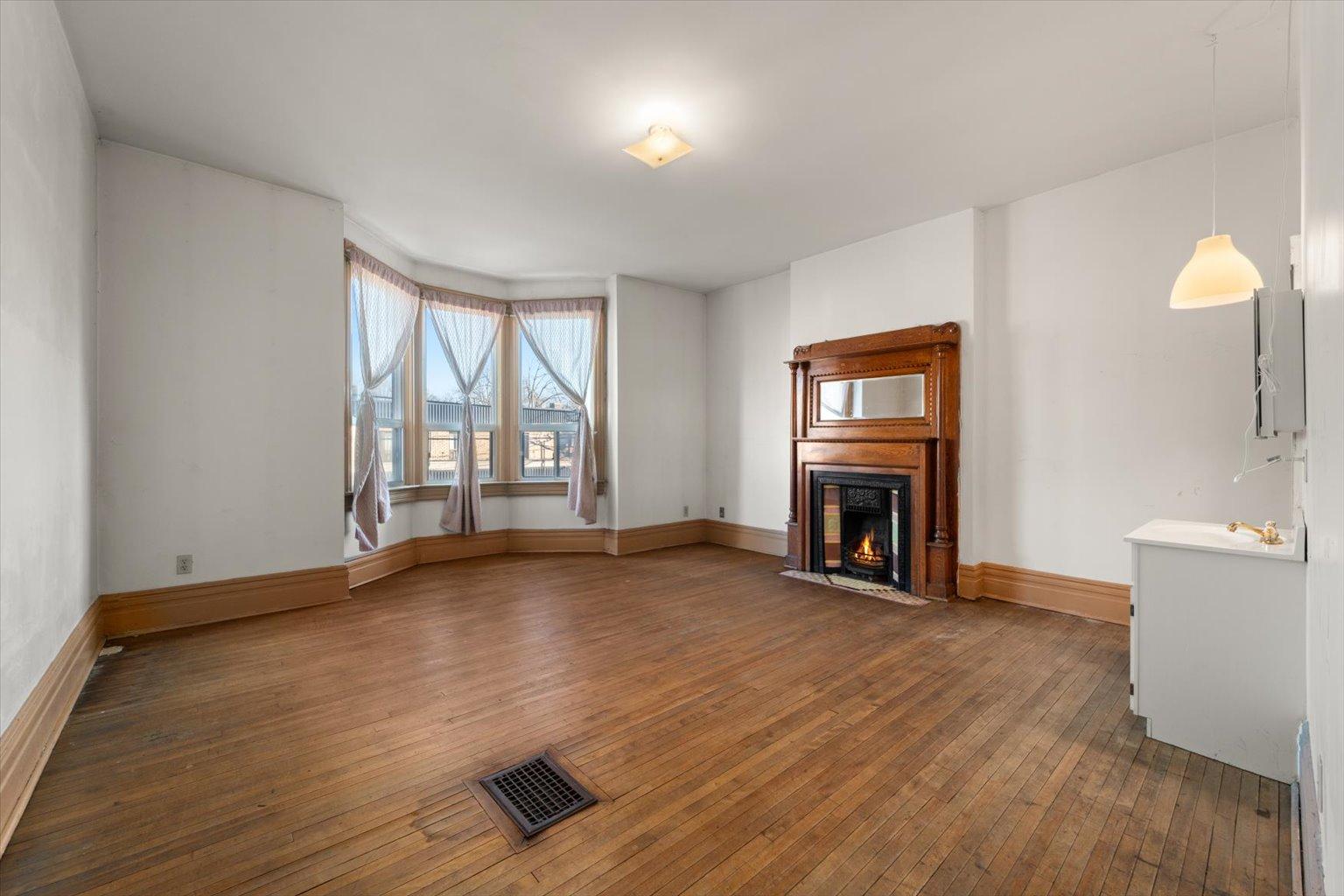 












1309 King Street West

,
Toronto ,




ON
M6K 1G9

