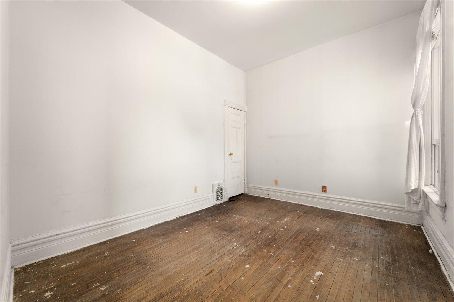 












1309 King Street West

,
Toronto ,




ON
M6K 1G9

