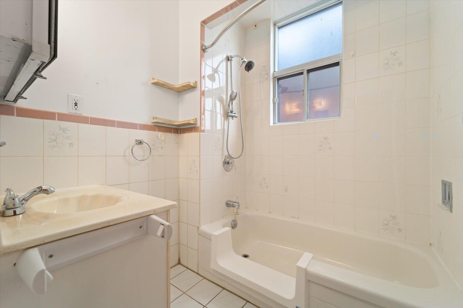 












1309 King Street West

,
Toronto ,




ON
M6K 1G9

