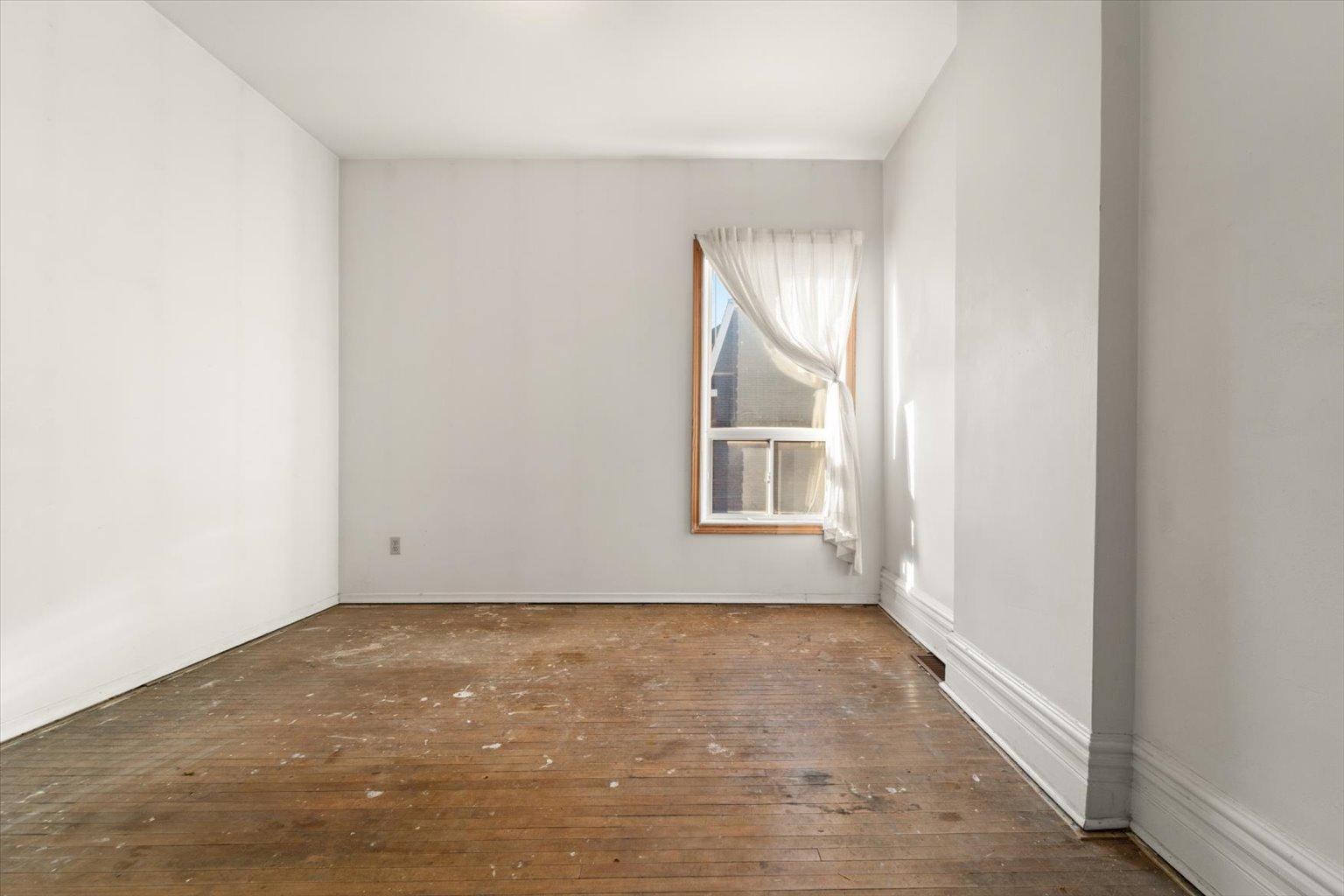 












1309 King Street West

,
Toronto ,




ON
M6K 1G9

