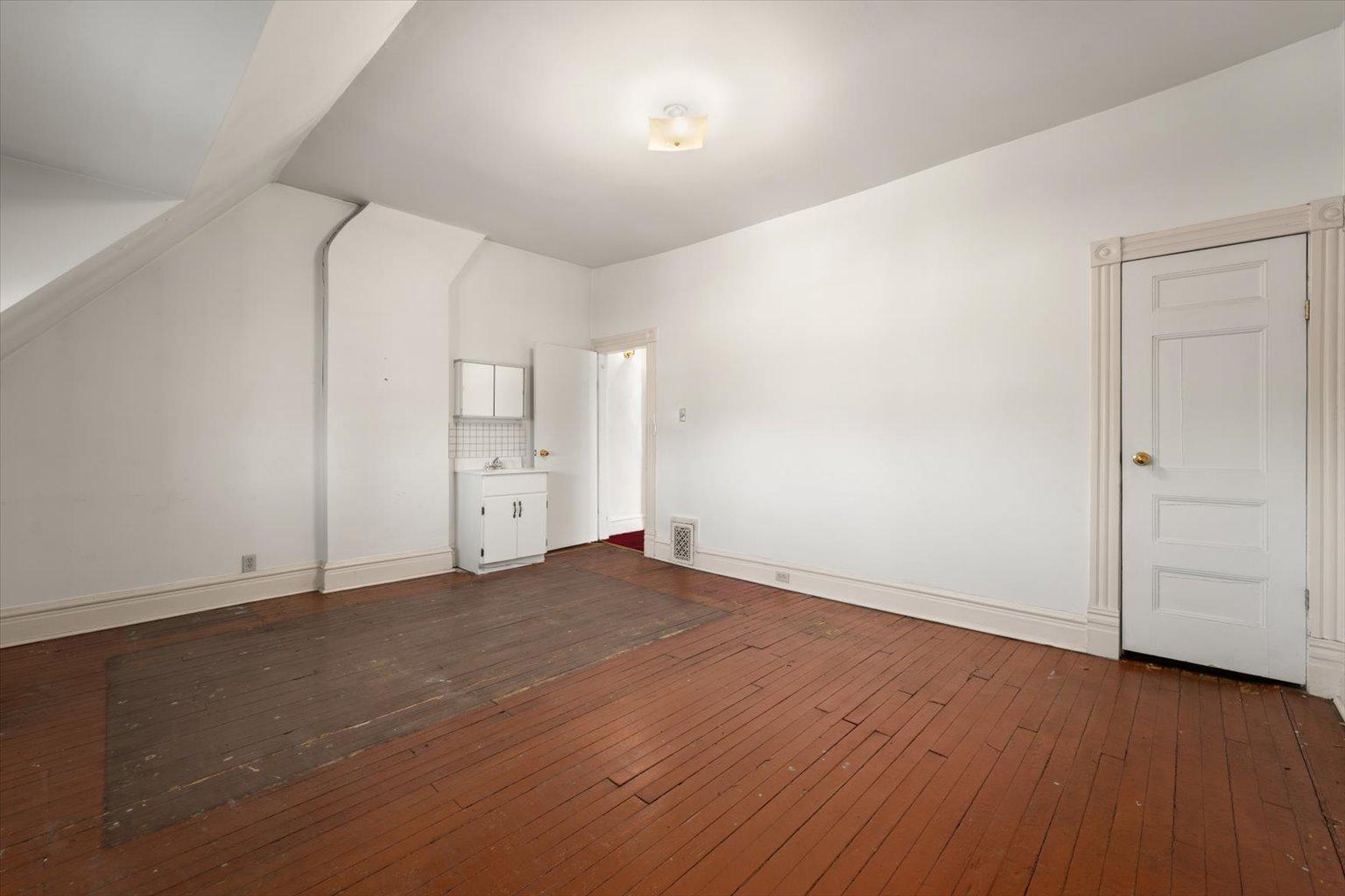 












1309 King Street West

,
Toronto ,




ON
M6K 1G9

