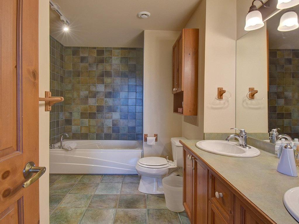 









205


Rue du Mont-Plaisant

, 10,
Mont-Tremblant,




QC
J8E1L2


