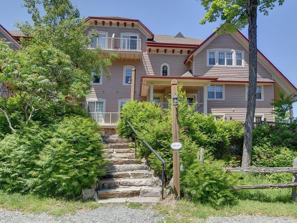 









205


Rue du Mont-Plaisant

, 10,
Mont-Tremblant,




QC
J8E1L2

