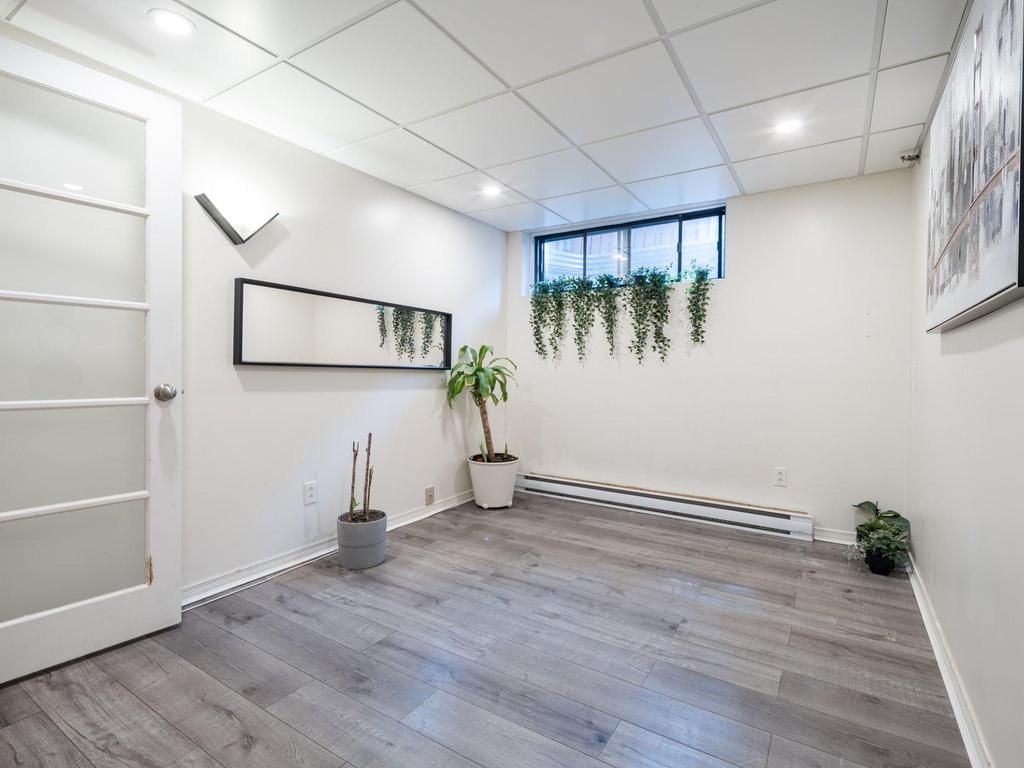 









1510Z


Rue St-Jacques

, 7,
Montréal (Ville-Marie),




QC
H3C4J4

