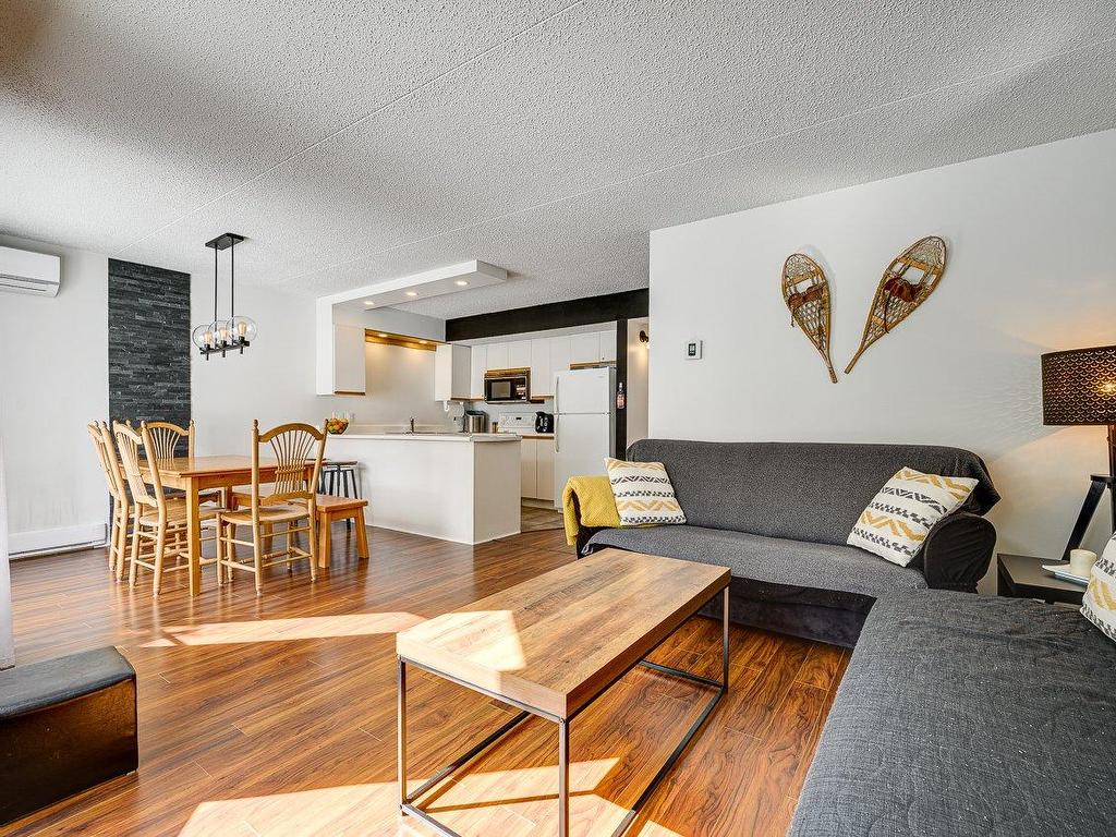 









823


Ch. des Éperviers

,
Piedmont,




QC
J0R1R3

