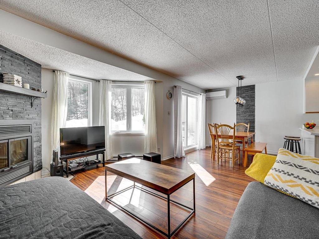 









823


Ch. des Éperviers

,
Piedmont,




QC
J0R1R3

