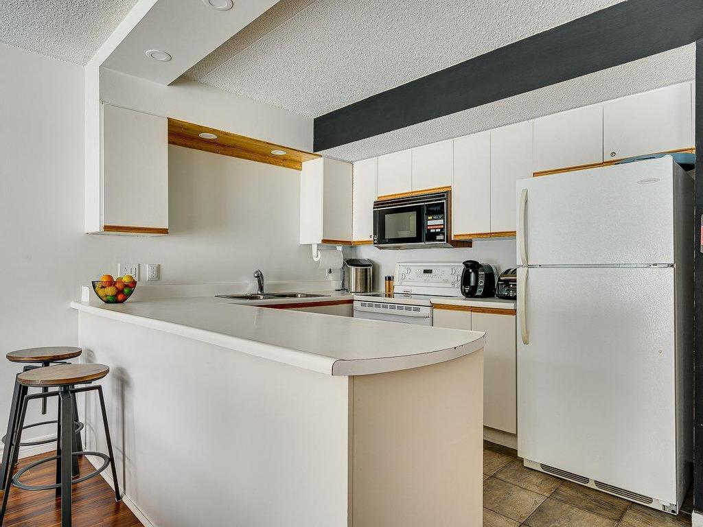 









823


Ch. des Éperviers

,
Piedmont,




QC
J0R1R3

