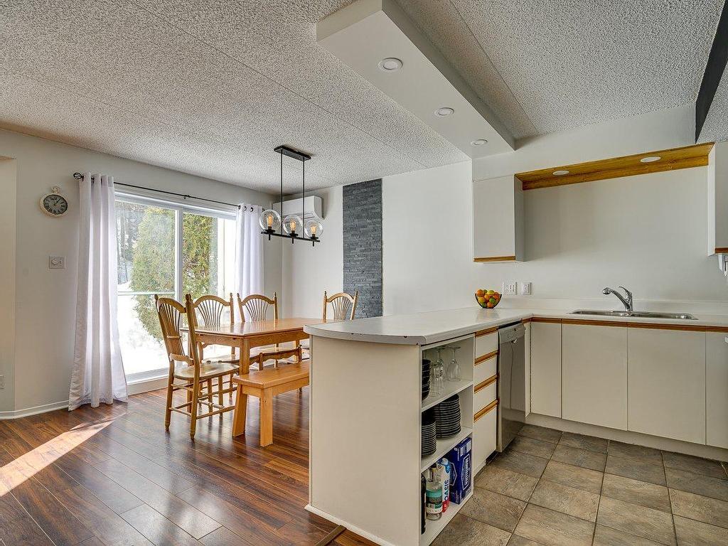









823


Ch. des Éperviers

,
Piedmont,




QC
J0R1R3

