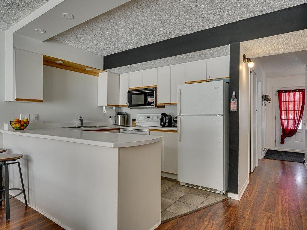 









823


Ch. des Éperviers

,
Piedmont,




QC
J0R1R3

