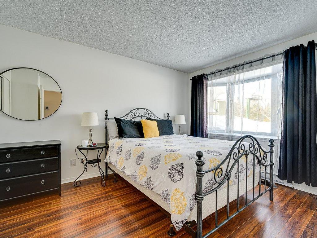 









823


Ch. des Éperviers

,
Piedmont,




QC
J0R1R3

