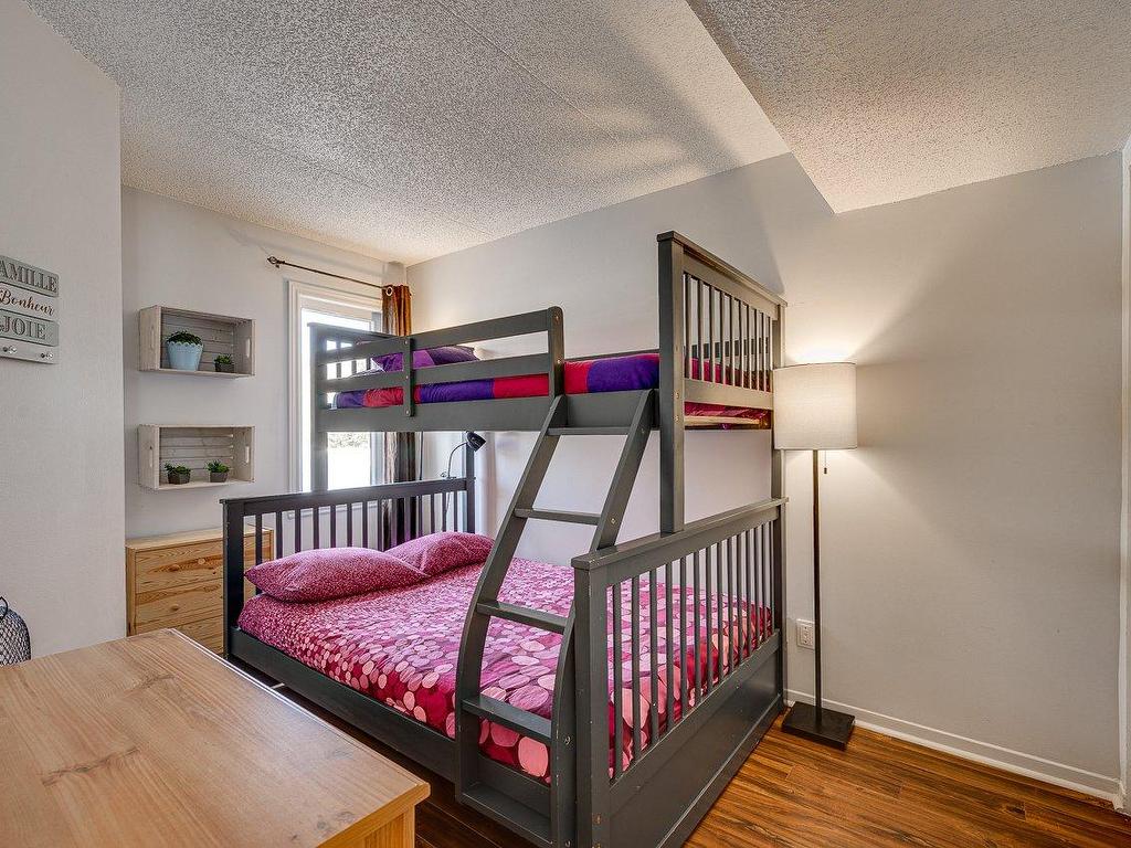 









823


Ch. des Éperviers

,
Piedmont,




QC
J0R1R3

