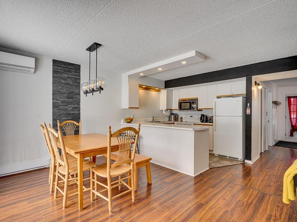 









823


Ch. des Éperviers

,
Piedmont,




QC
J0R1R3


