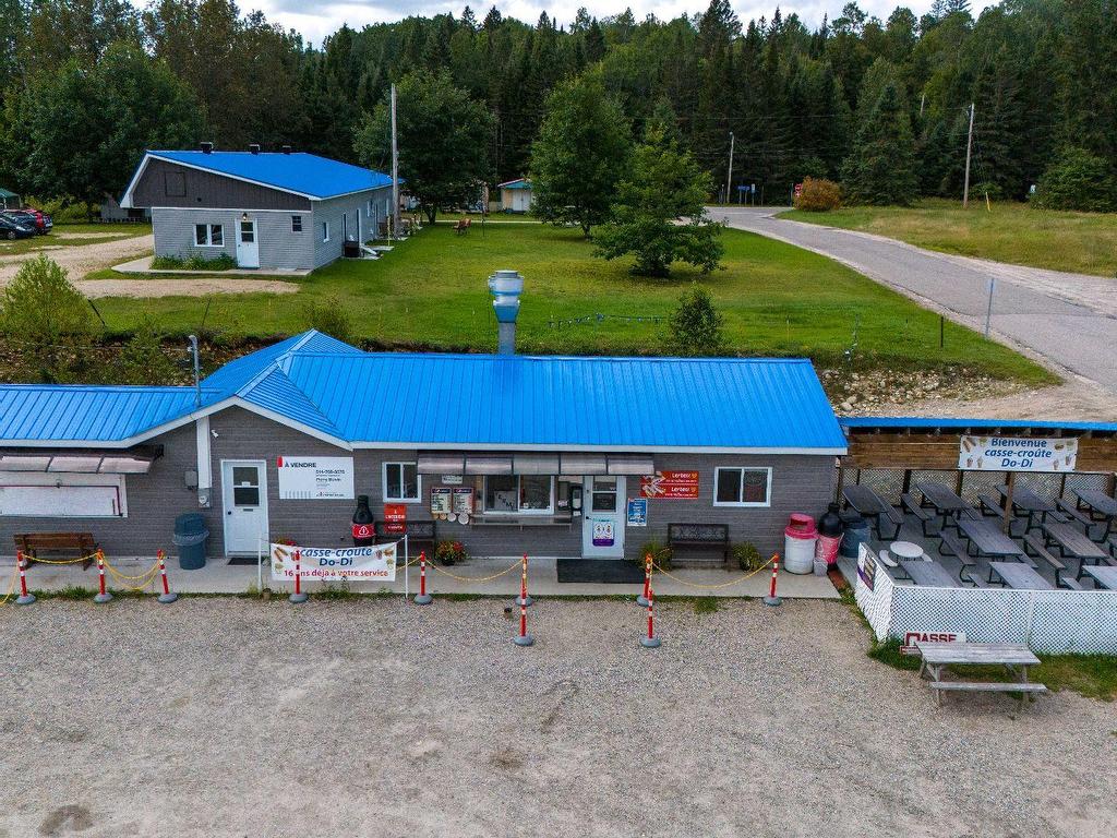 









275


Route 117

,
Lac-Saguay,




QC
J0W1L0

