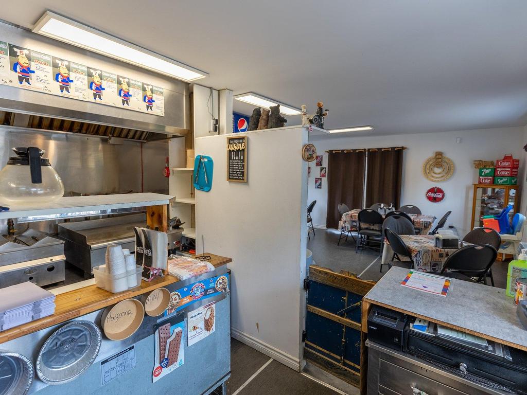 









275


Route 117

,
Lac-Saguay,




QC
J0W1L0


