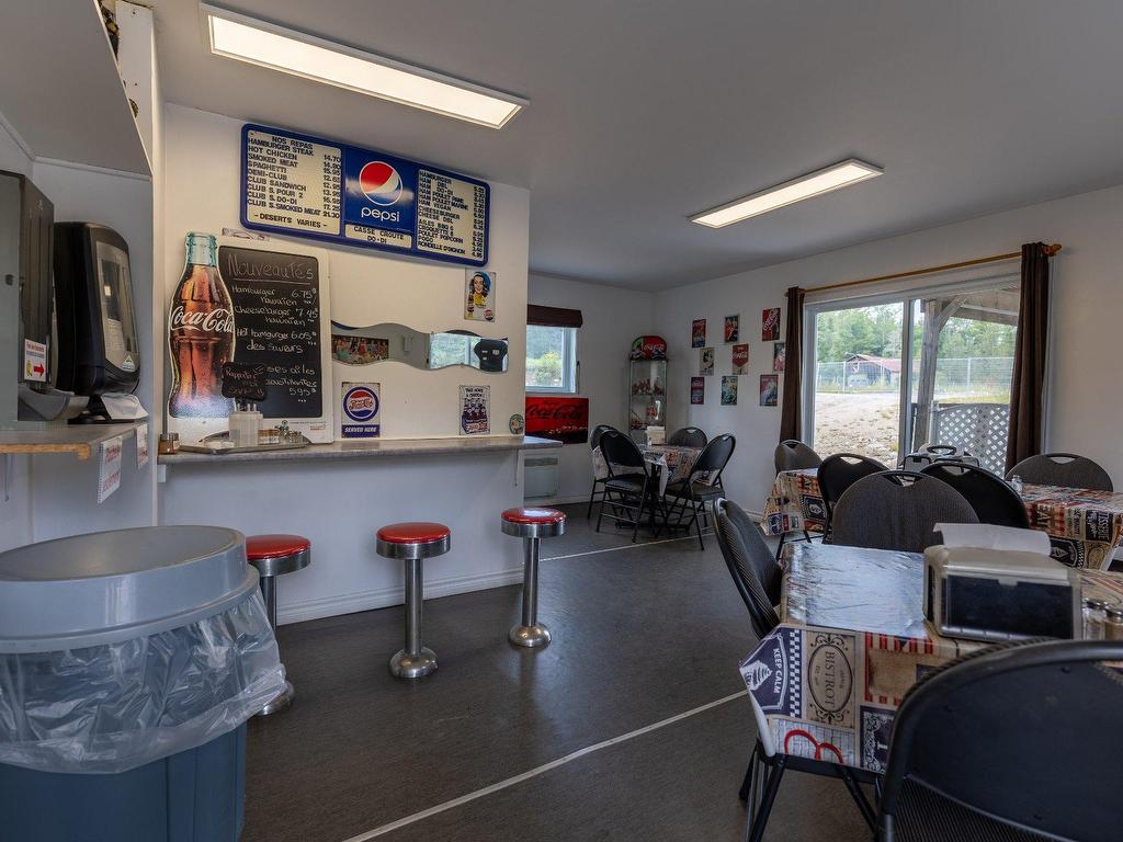 









275


Route 117

,
Lac-Saguay,




QC
J0W1L0

