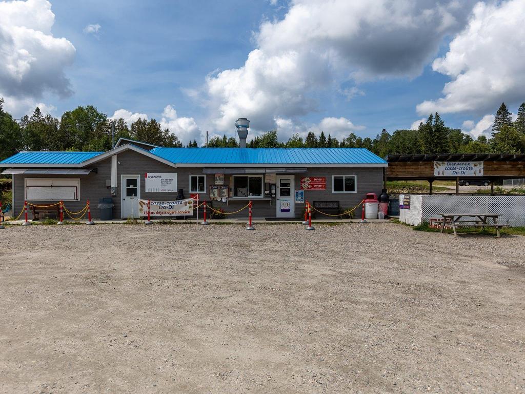 









275


Route 117

,
Lac-Saguay,




QC
J0W1L0

