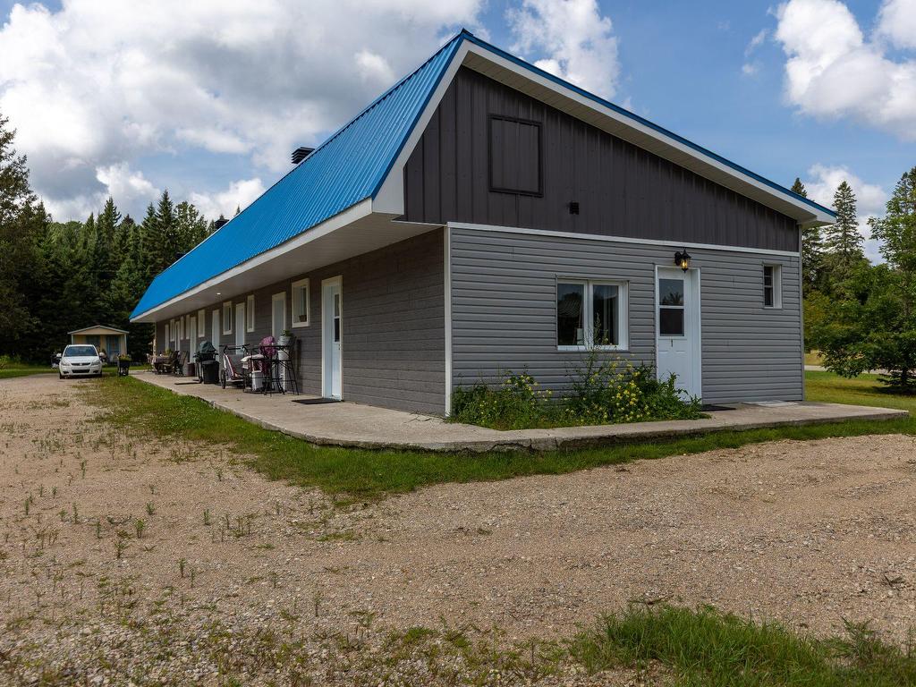 









275


Route 117

,
Lac-Saguay,




QC
J0W1L0

